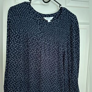 Market & Spruce brand. Navy Blue w/ white flower printed shirt. Fits as an XL.